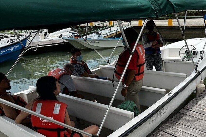 Guided boat tour on the Panama Canal and visit the wildlife 5