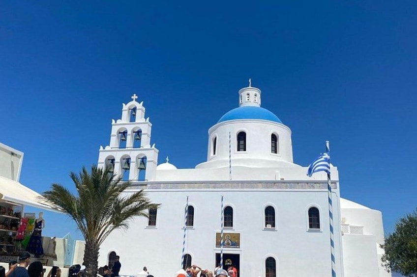 Un bâtiment blanc surmonté d’un dôme bleu et d’un clocher, avec des palmiers et un ciel d’un bleu limpide. 2