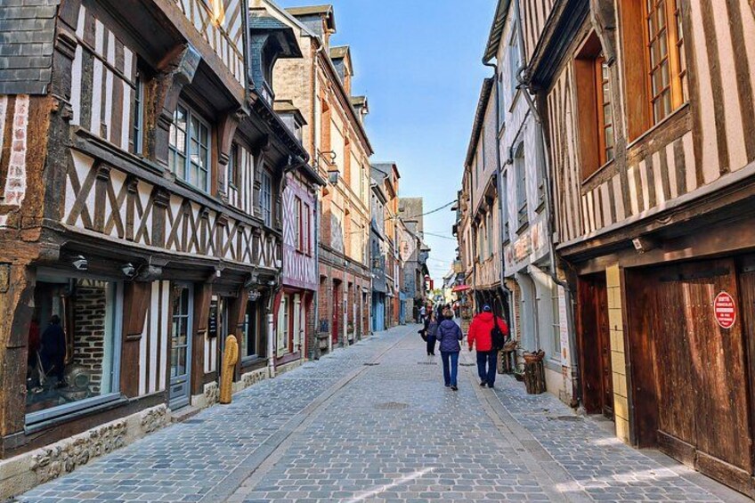 Old town of Honfleur by electric bike 4