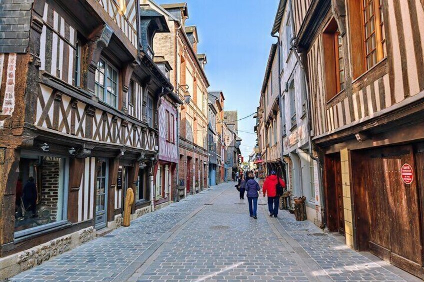 Old town of Honfleur by electric bike