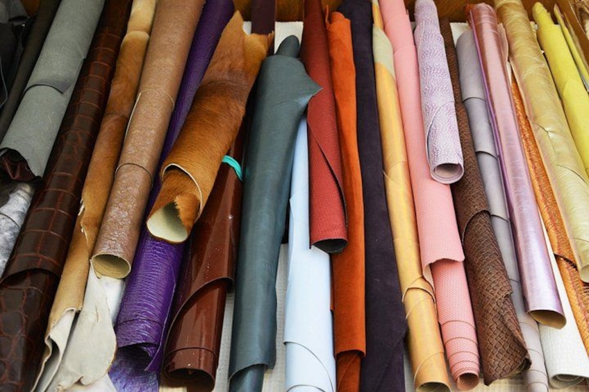 Diverse stoffenrollen in verschillende kleuren en texturen. 4