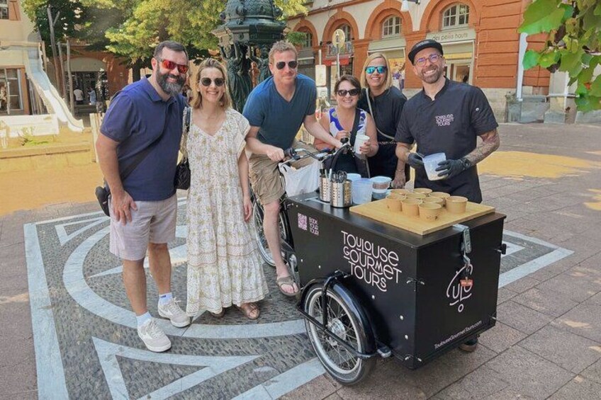 Chef Alejandro and a group around our cargo bike at Place Saint-Georges. 4