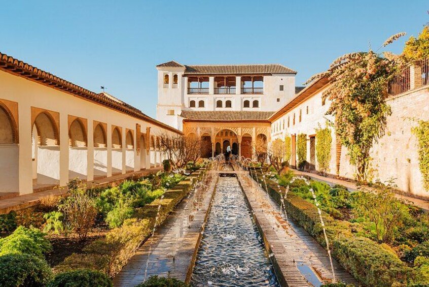 Granada Private Alhambra Tour includes Nazaries Palaces 2