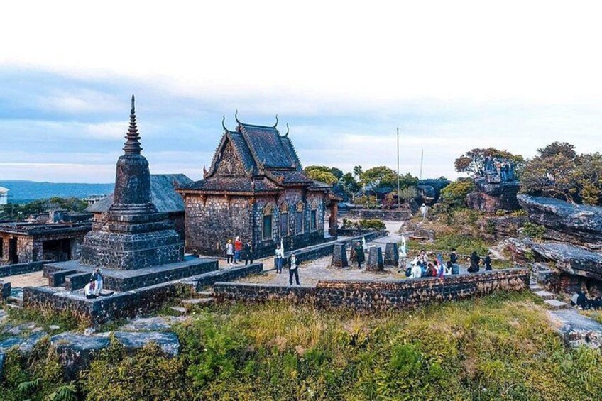 Un complejo de templos con arquitectura tradicional, que incluye una estupa y un edificio con techo puntiagudo. 5