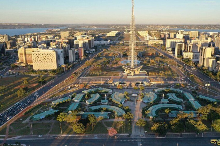 Un paysage urbain caractérisé par une tour imposante, une grande place circulaire et un parc doté d’espaces verts. 3