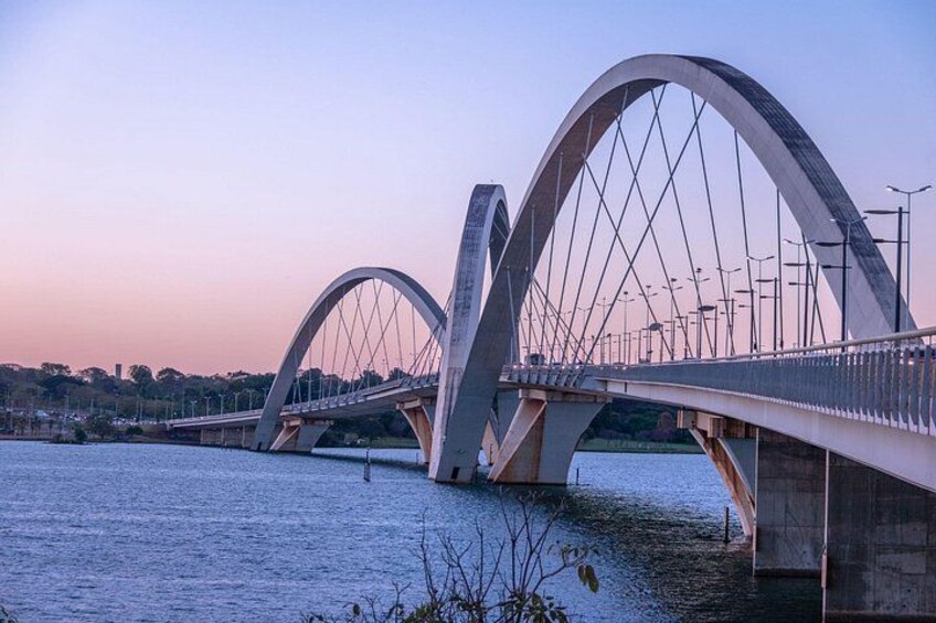 Un grand pont en arc, doté de câbles, qui enjambe une étendue d’eau. 4