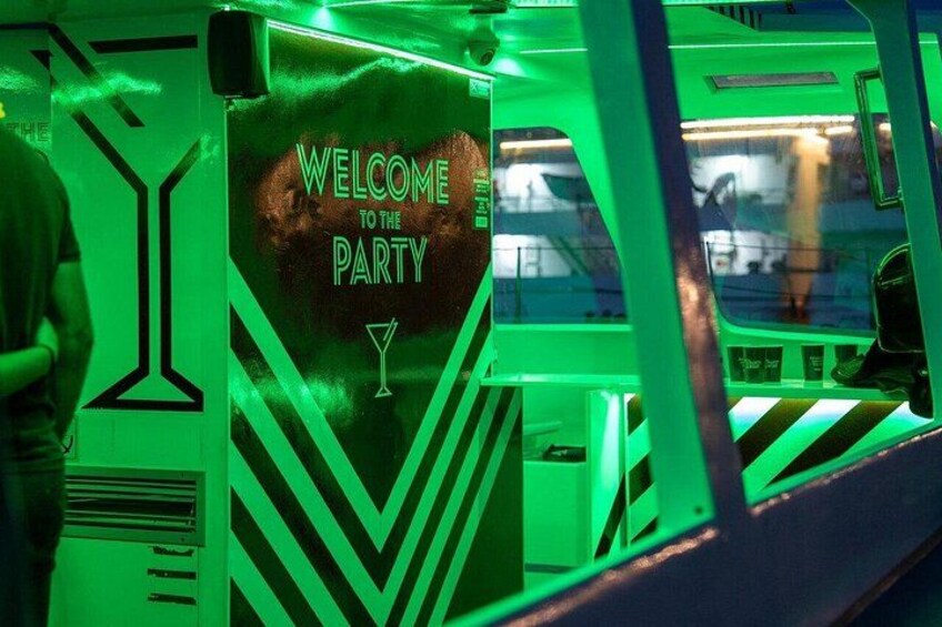 Ein Fahrzeug mit einem grünen Innenraum und einem Schild, auf dem 'WELCOME TO THE PARTY' steht. 2