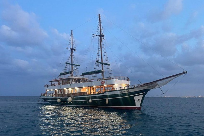 Ett stort segelfartyg med två master och flera däck, som flyter på stilla vatten. 1