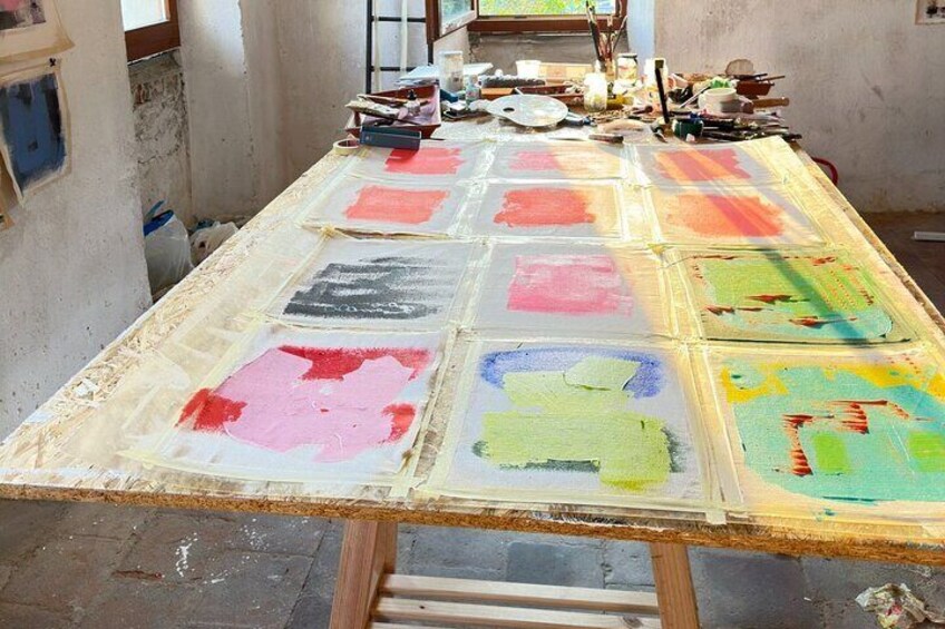 Una mesa con varias muestras de color dispuestas para la impresión. 4