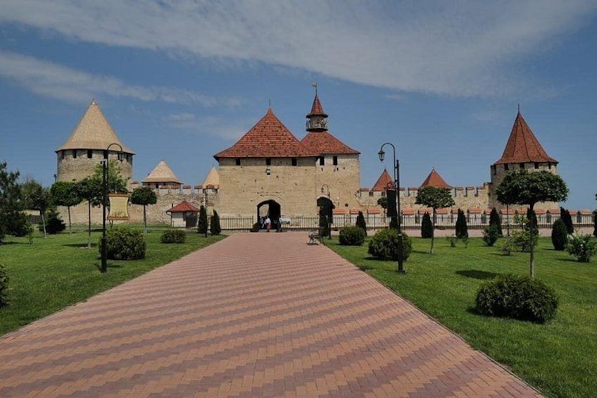Un château historique doté de nombreuses tours, d’un chemin pavé et de pelouses bien entretenues. 2