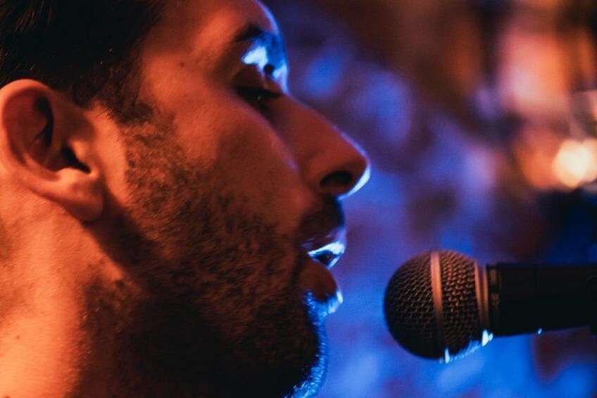 Una persona cantando en un micrófono. 2