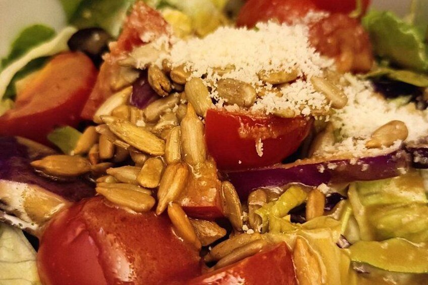 Ensalada con tomates, semillas y queso. 5