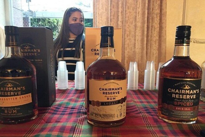 Tres botellas de ron Chairman's Reserve sobre una mesa con mantel a cuadros. 4