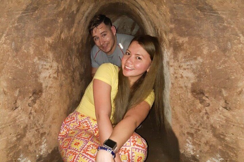 Deux personnes se trouvent à l’intérieur d’une grotte aux parois brutes et terreuses. 4