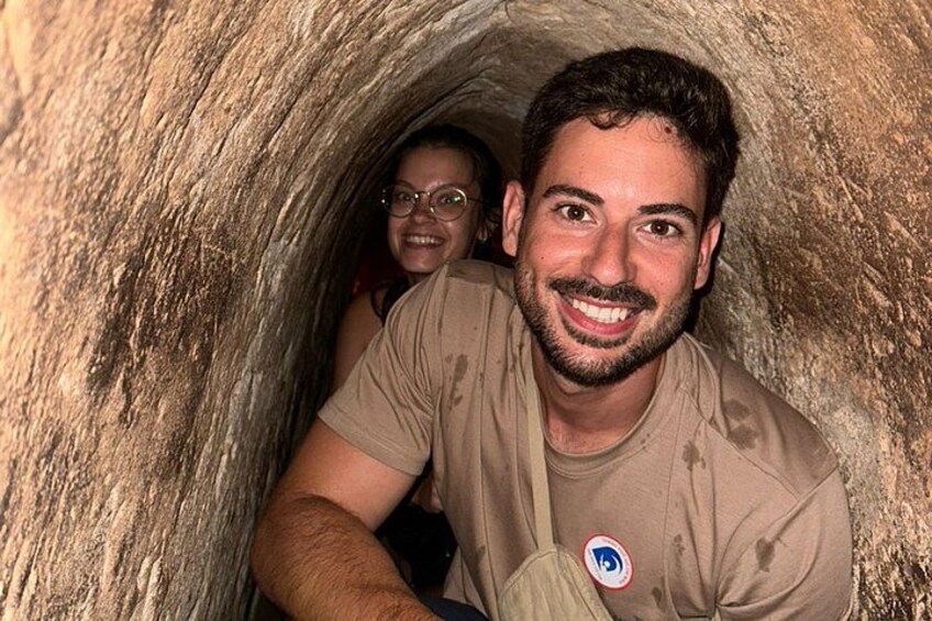 Eine Person in einer Höhle neben einer Felswand. 2