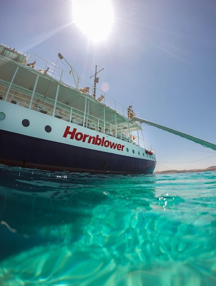 Una barca chiamata 'Hornblower' su acque turchesi e limpide. 3