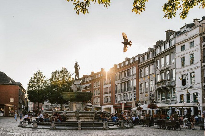 Markt mit Karlsbrunnen (c) Hannah Gatzweiler 4