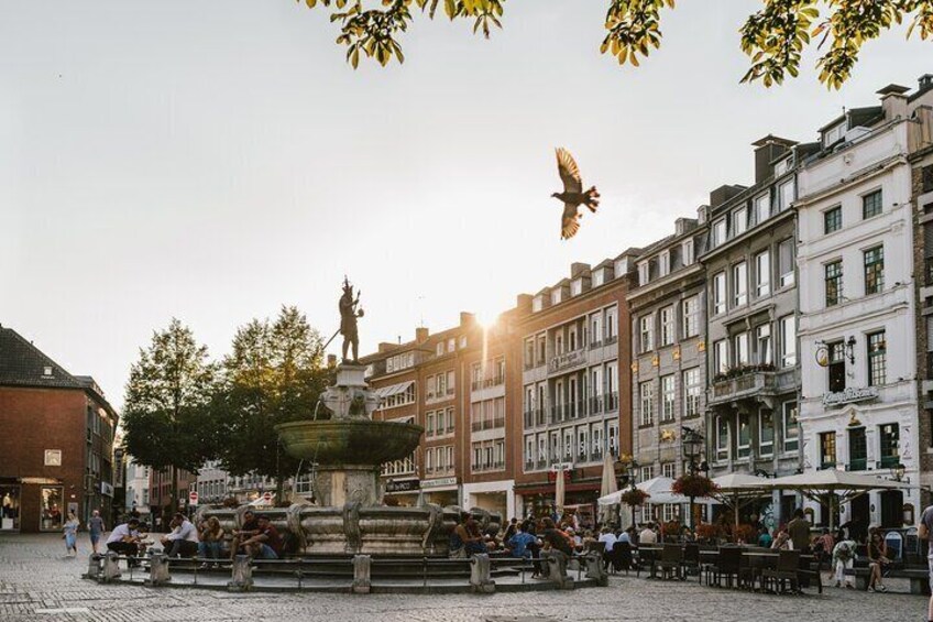 Markt mit Karlsbrunnen (c) Hannah Gatzweiler