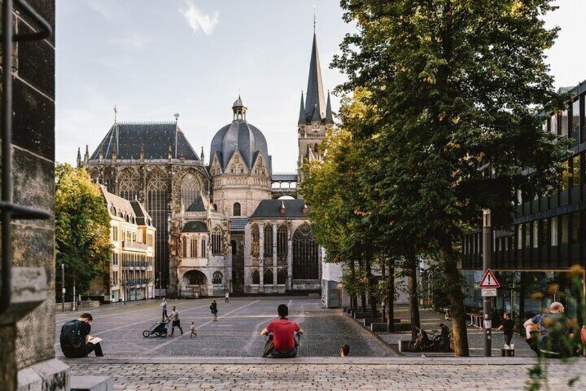 Aachener Dom von Kräutergarten (c) Hannah Gatzweiler