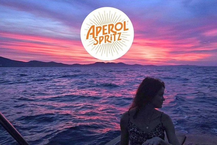Un atardecer sobre el océano con un logotipo en el cielo. 1