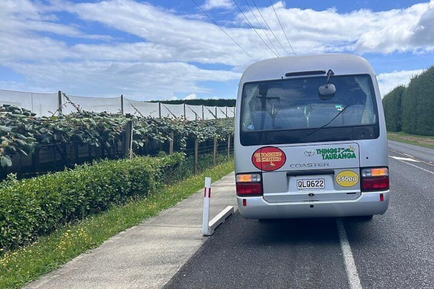 Un autobús con una matrícula 'OL0622' en una carretera con una línea blanca pintada. 5
