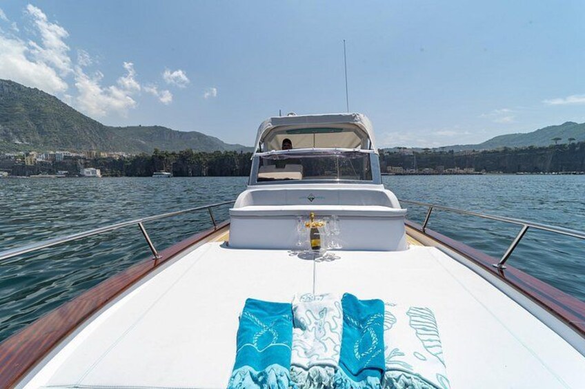 Un bote sobre aguas tranquilas con un paisaje montañoso al fondo. 5