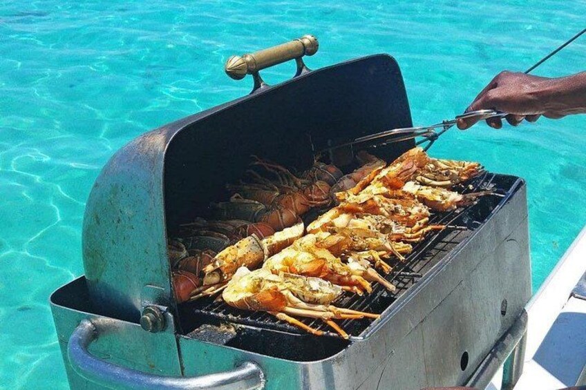 Una persona asando mariscos junto a una piscina. 4