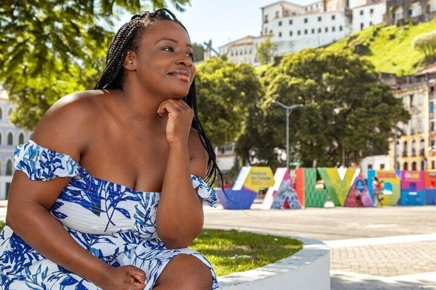 "Girl watching" - Praça Cayru - Sign "Salvador" 1