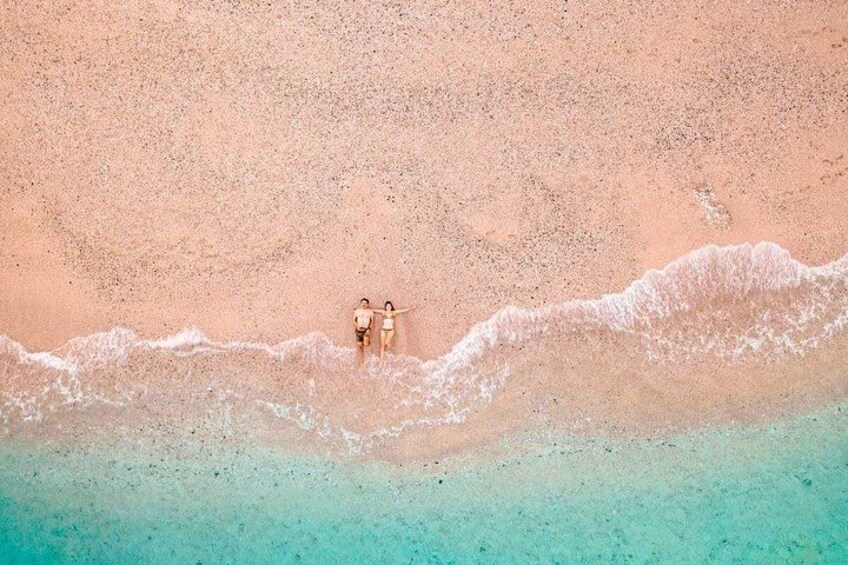 Vista aérea de una playa con dos personas cerca de la orilla. 5