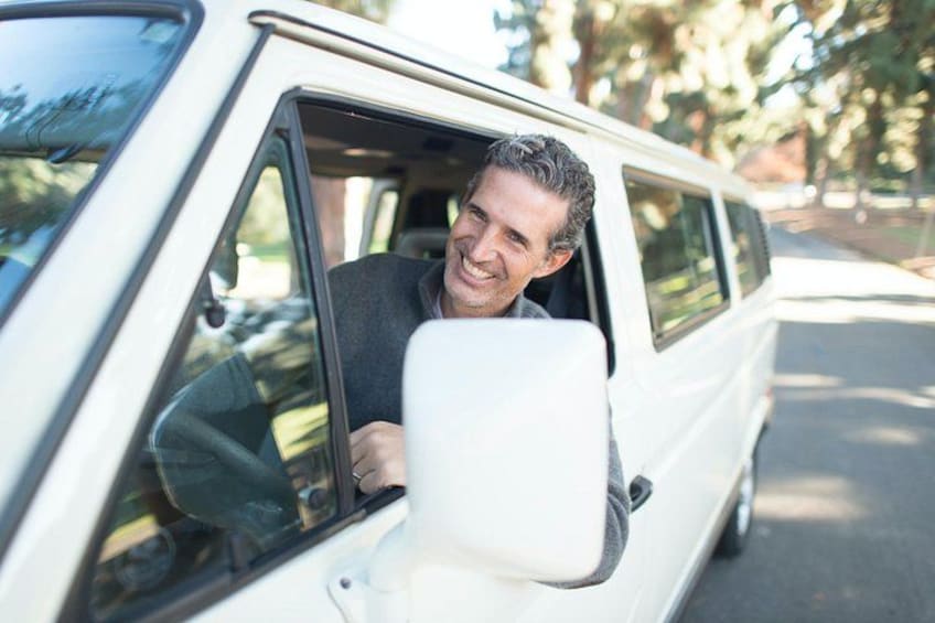 Iemand zit in een witte auto, met een zichtbare spiegels. 3