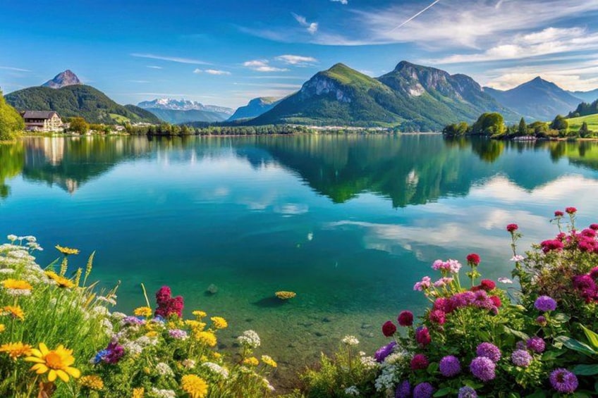 Een rustig meer met bergen op de achtergrond, omringd door kleurrijke wildebloemen. 1