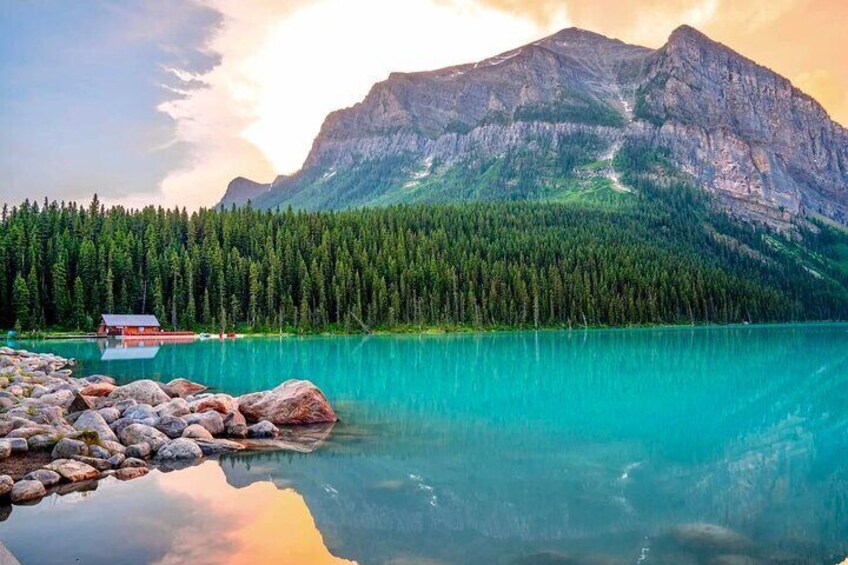 Full Day Private Tour of Moraine Lake & Banff from Calgary