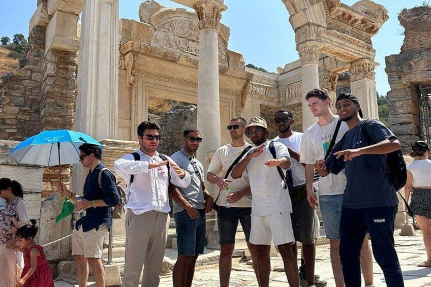 Turistas frente a unas ruinas antiguas con columnas y arcos. 4