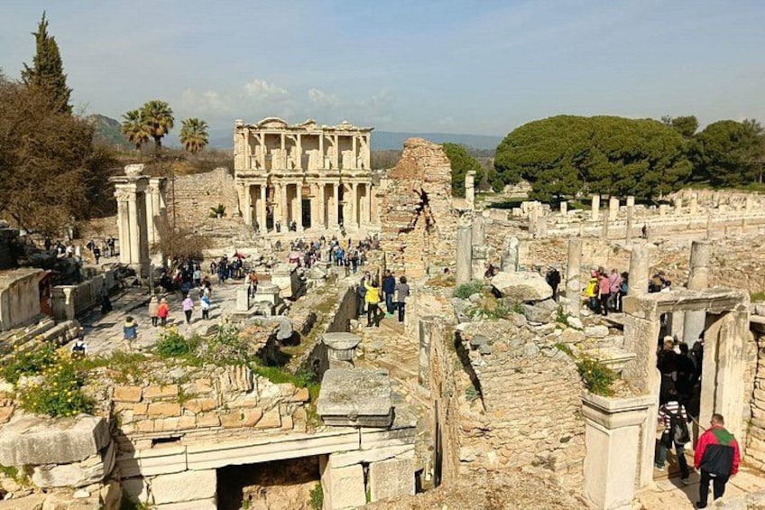 Ruinas antiguas con columnas y visitantes. 2