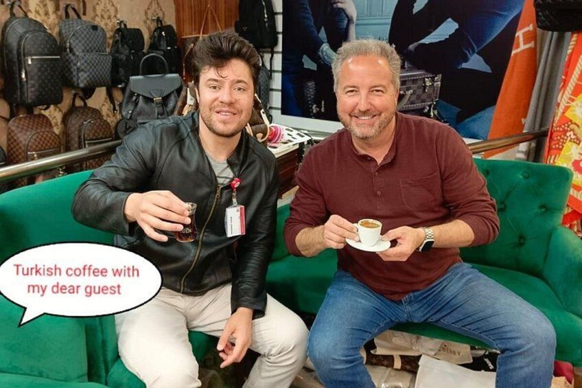 Dos personas sentadas en un sofá verde, una sosteniendo una taza de café. 2
