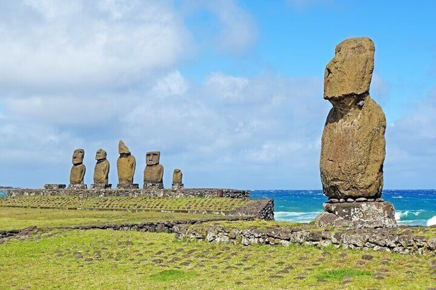 Tahai was a very important village in ancient times, with several majestic moai standing along the coast.