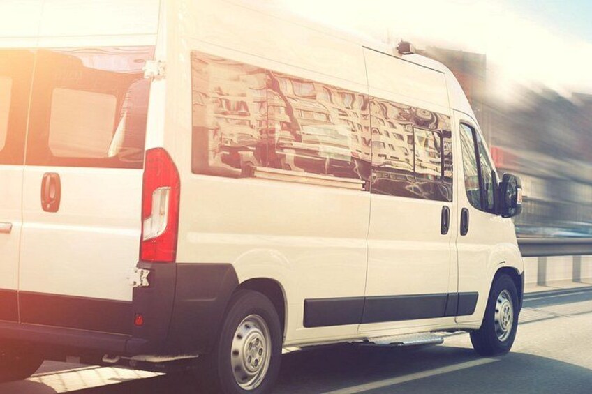 Una camioneta blanca con espejo retrovisor, ventanas laterales y placa de matrícula trasera. 2