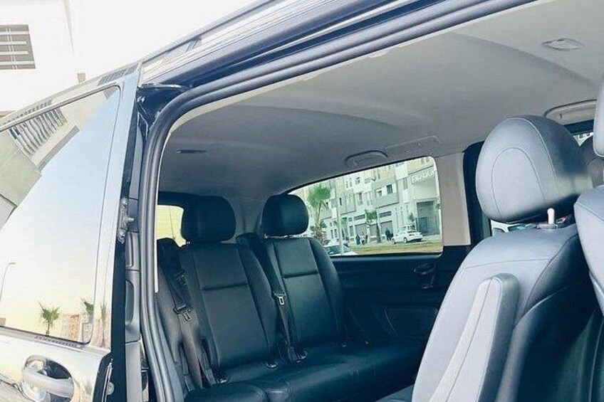Interior de automóvil con asientos de cuero negro y quemacocos. 5
