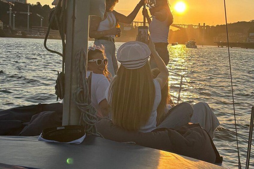 Een ondergaande zon boven een wateroppervlak, met mensen in een boot. 3