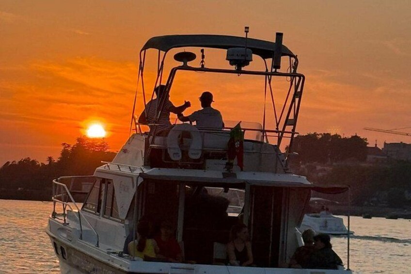 Port : Charm Cruise 7 Bridges with Port, Sunset option 4