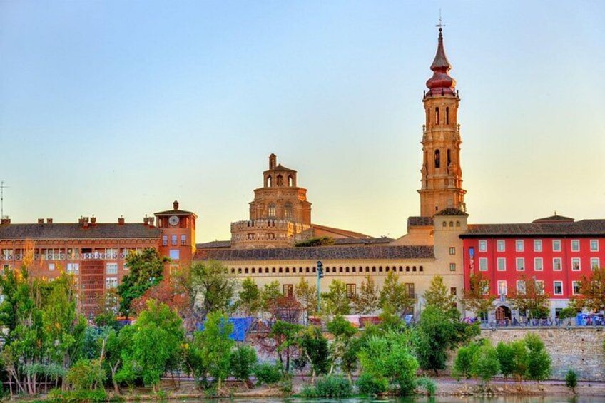 Private custom tour with a local guide Zaragoza 1