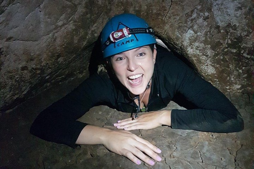 Una persona con casco y ropa oscura dentro de una cueva. 1