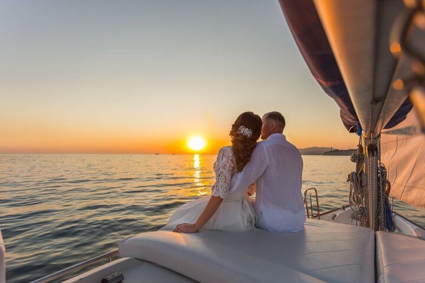 Una pareja navegando en un velero al atardecer. 3