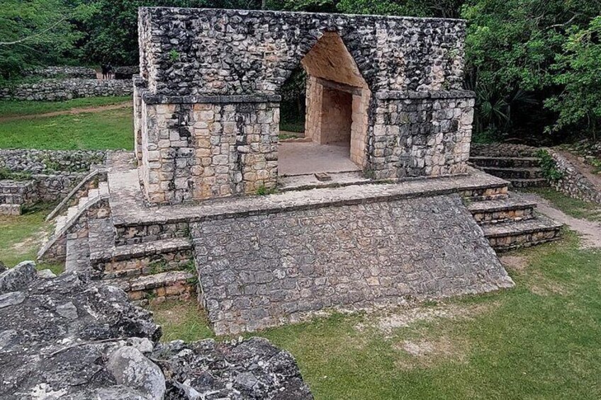 Private guide service in the archaeological zone of Ek Balam 2
