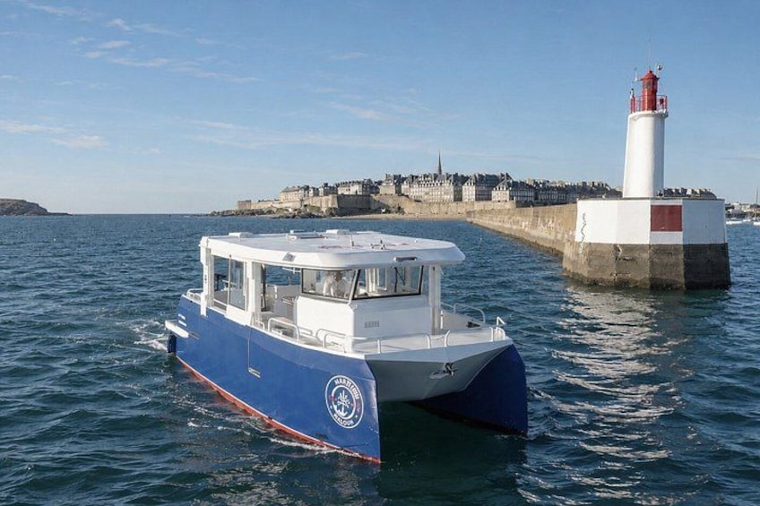 One hour boat trip with a local (Commented FR & EN) 1