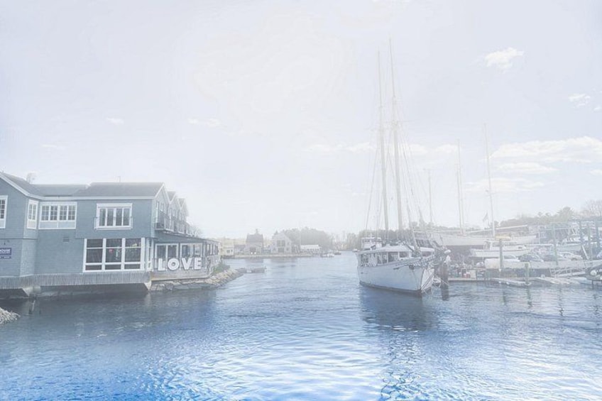 Een haven met een gebouw waarop 'LOVE' staat en een zeilboot die aan de kade ligt. 4