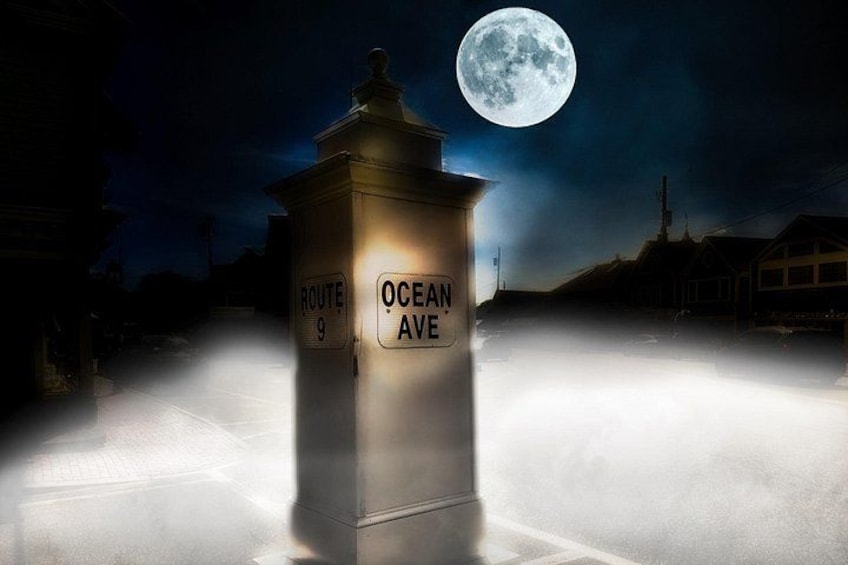 Een straatnaambordje met de tekst 'Ocean Ave' en een maan aan de hemel. 3