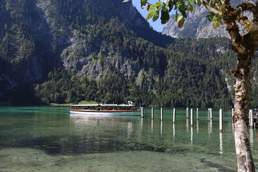 Ein Boot auf einem klaren See vor einer Bergkulisse. 4