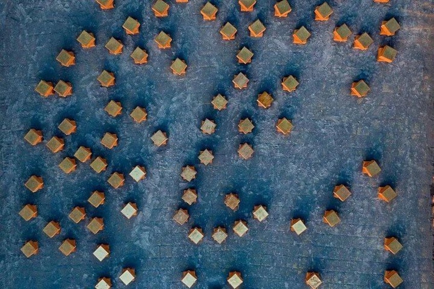 Une surface bleue texturée, parsemée de formes géométriques orange et jaunes. 2