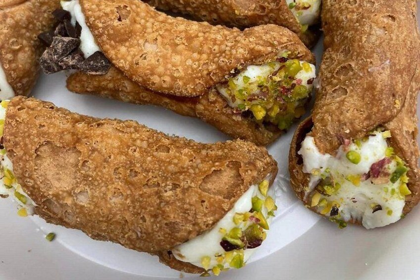 Une assiette de pâtisseries à la croûte croustillante et dorée et à la garniture crémeuse. 5
